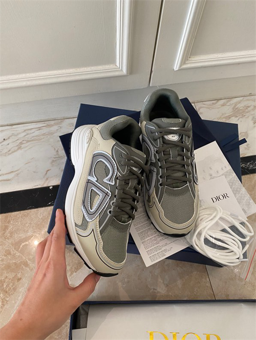 DR B30 Sneakers