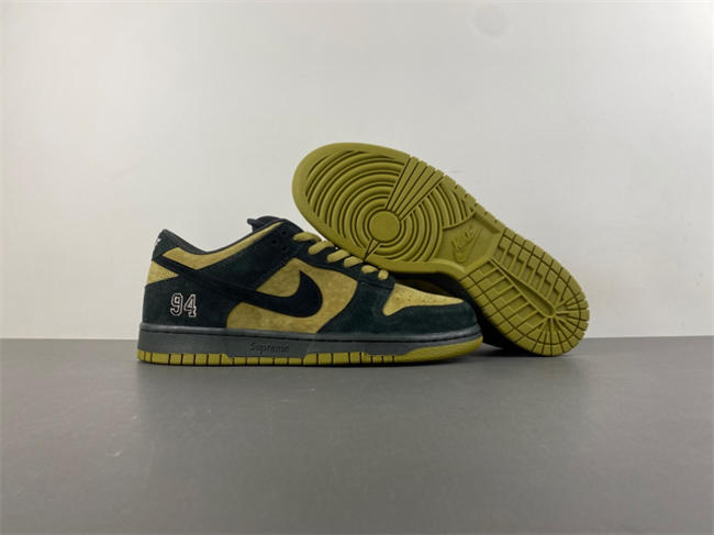 Svp*me x nike sb dunk low “camper green” hq8487-300